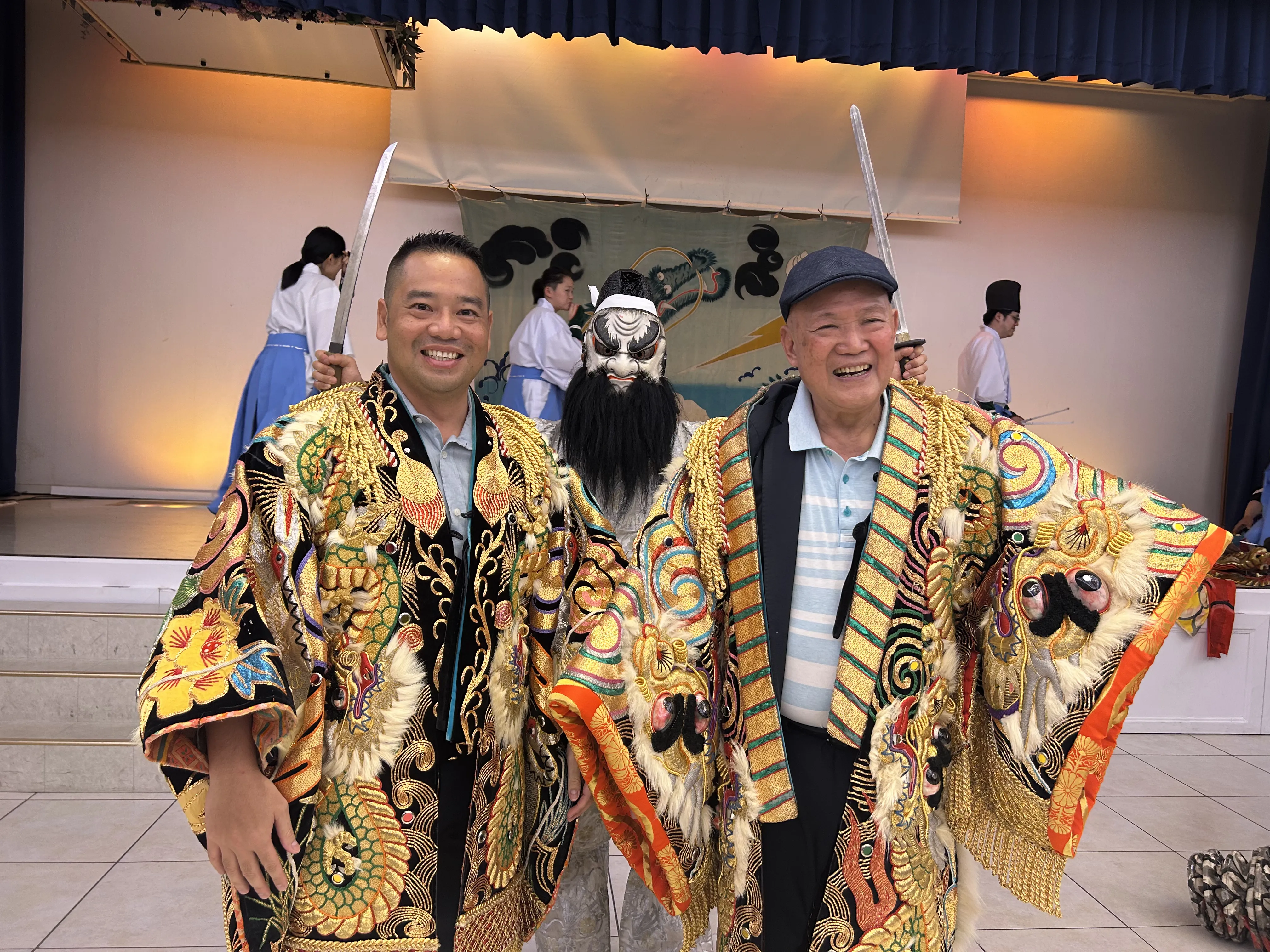 海外の葬祭関係者が日本文化の芸人と記念撮影