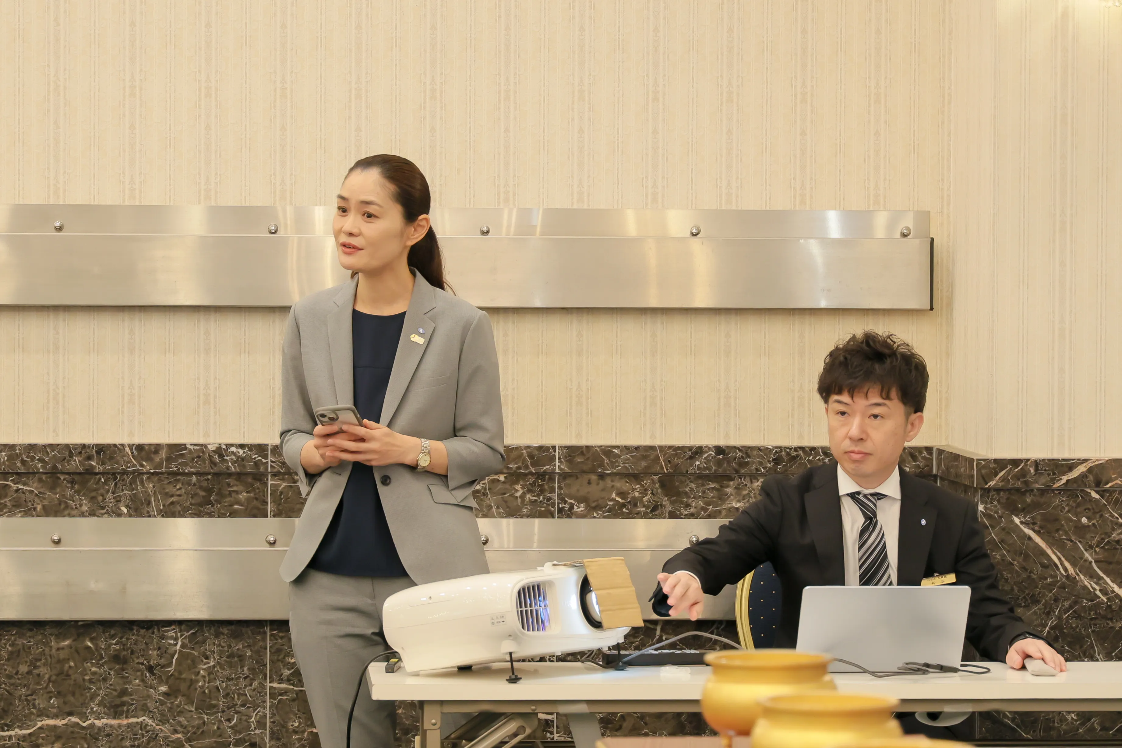 サンセルモ玉泉院の葬儀会場で日本の葬儀を説明