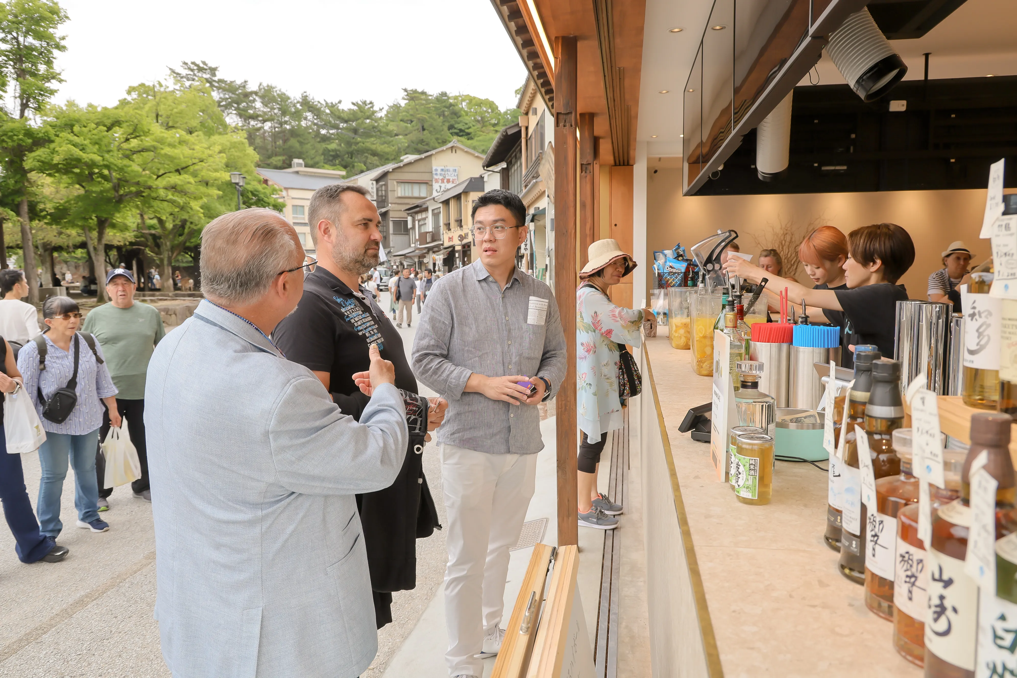 海外の葬祭関係者が日本の観光名所で話し合う様子
